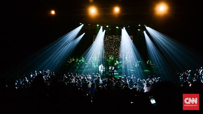 Konser Musik Akbar Bisa Digelar Seiring Tren Covid Melandai Kementerian Kesehatan mengatakan izin aktivitas besar seperti konser musik & resepsi pernikahan dibolehkan saat kasus Covid-19 di Indonesia mengalami perbaikan.
