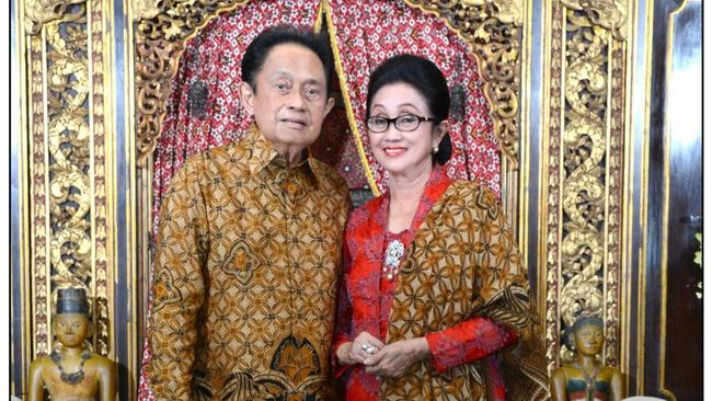 Mendiang Santoso Doellah, legenda batik Solo, memulai usahanya bermodal hadiah nikah, merambah berbagai negara, hingga membudayakan batik.