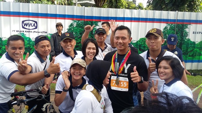Tim Pemenangan Ahok-Djarot menyindir Agus Harimurti Yudhoyono. Kata mereka: Jakarta butuh pemimpin pendobrak, bukan pemimpin tampan. Tim Anies tak mau kalah.