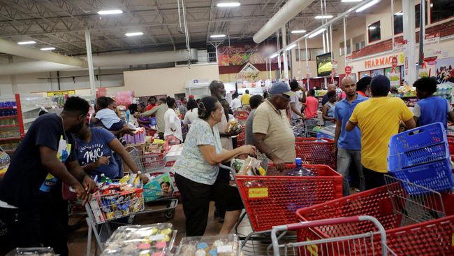 Kejadian kericuhan saat orang-orang berebut untuk membeli cokelat Nutella di sebuah supermarket di Paris. Kericuhan karena cokelat tersebut didiskon 70 persen.