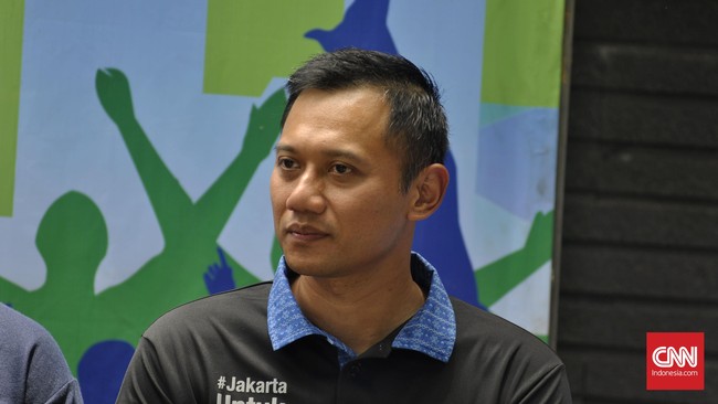 Siang ini Agus akan menjelaskan motif di balik keputusan dia keluar dari militer dan terjun ke politik. Ia masih agak sibuk dengan masa lalu yang ditinggalkan.