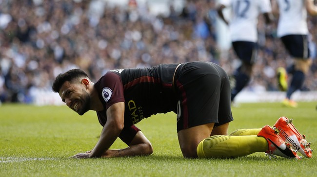 Pep Guardiola yakin Sergio Aguero sejajar dengan Lionel Messi dalam hal potensi bahaya di kotak penalti lawan.