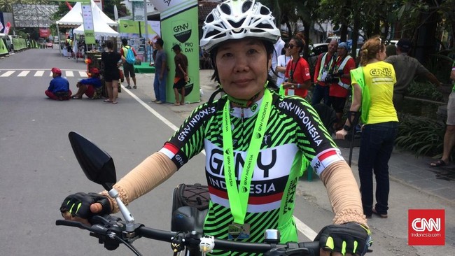 Menggunakan citybike yang dihiasi beragam benda unik, seorang ibu asal Mataram menyelesaikan rute 80 kilo meter dalam ajang GFNY.