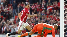 Kiper Stoke Cemerlang, MU Skor Kacamata di Babak Pertama