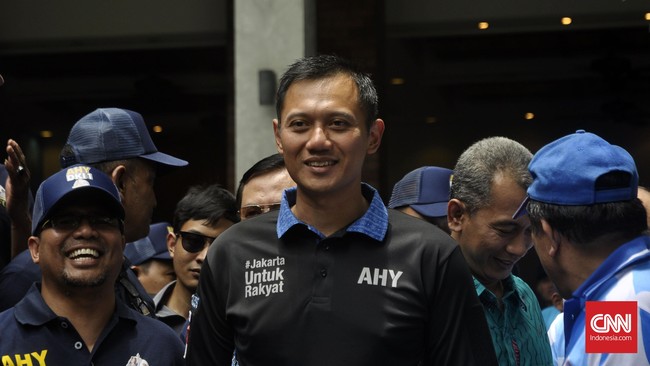 Pakaian khas militer, tactical suit, kerap dikenakan Agus Yudhoyono di berbagai acara terutama saat bertemu warga. Ia memodifikasi busana itu menjadi tacticool.