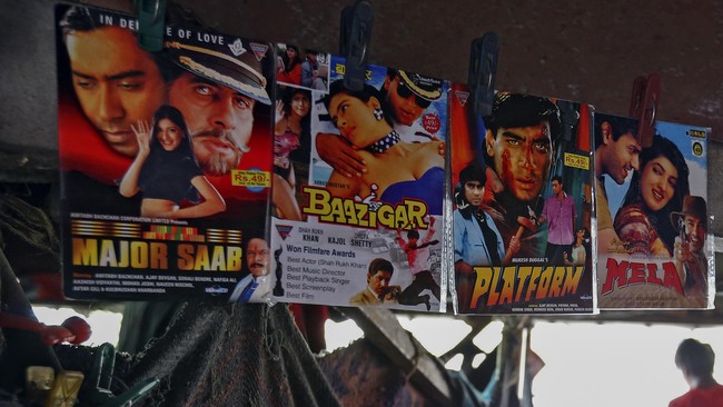 Pemerintah Pakistan kembali melarang penayangan semua film India, atau dijuluki Bollywood, di bioskop seluruh negeri karena konflik Kashmir memanas lagi.