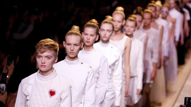 Melalui tangan Maria Grazia Chiuri, Dior disebut akan terhubung dengan konsumen muda. Koleksinya kali ini berupa paduan gaya jalanan dan dongeng.