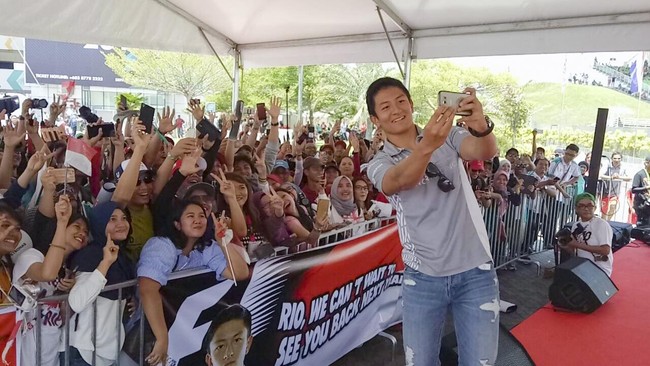 Pebalap cadangan Manor Racing Formula 1 Rio Haryanto baru-baru ini mengunggah foto dirinya berada di Masjid Nabawi Madinah dalam akun Instagram.