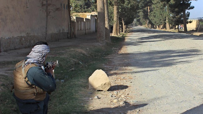 Taliban mengklaim serangan di markas polisi dan fasilitas intelijen Afghanistan di Kabul. Ledakan keras terdengar sebelum baku tembak terjadi.