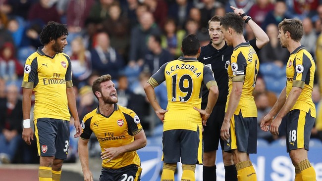 Gol kontroversial Laurent Koscielny di masa injury time membawa Arsenal menang tipis 1-0 atas Burnley di Turf Moor Stadium, Minggu (2/10).