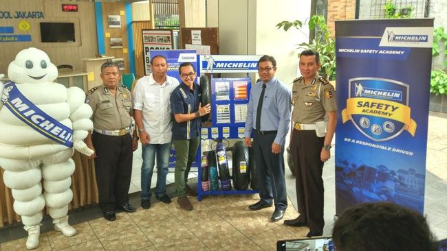 Michelin Sasar SMA untuk Kesadaran 'Safety Driving' Kalangan SMA jadi sasaran produsen ban Michelin untuk mengkampanyekan keselamatan berkendara, karena memasuki usia aktif menggunakan kendaraan.