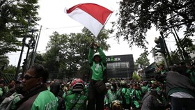 Gojek Beri Penjelasan dengan Secarik Kertas Tulisan Tangan