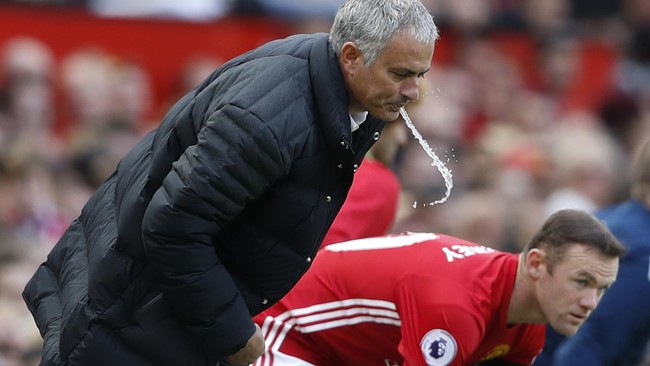 Everton sudah menyatakan keinginan untuk merekrut kembali Wayne Rooney. Jose Mourinho juga sempat dikabarkan telah mempersilakan Rooney hengkang.