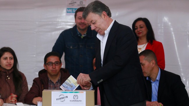 Lewat referendum pada Minggu, warga Kolombia menolak perjanjian damai dengan kelompok Marxis FARC yang seharusnya bisa mengakhiri pemberontakan selama 52 tahun.