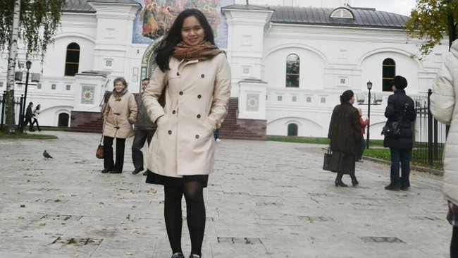 Meski sedang bersekolah di Rusia, Rischa Indira Sabrina sangat cinta Indonesia. Dia getol menampilkan budaya tradisional Indonesia di luar negeri.