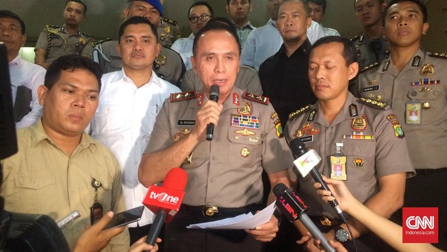 Menurut Kapolda Metro Jaya Irjen Mochamad Iriawan, jalan raya adalah fasilitas umum yang tidak boleh dipakai untuk berunjuk rasa apalagi beribada salat jumat.