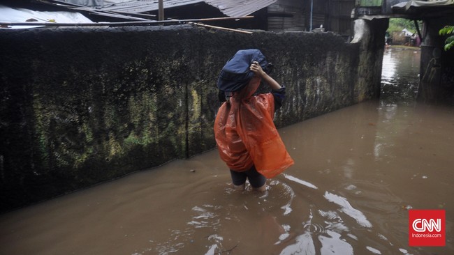 Banjir masih terjadi di sejumlah tempat karena luapan air sungai Ciliwung. Banjir terjadi karena proses normalisasi sungai belum selesai.