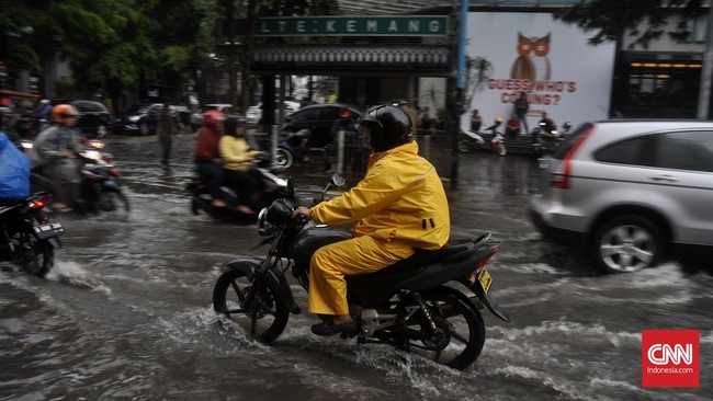 Hujan dengan intensitas sedang hingga lebat yang mengguyur Jakarta dan sekitar menyebabkan sejumlah ruas jalan tergenang, Minggu (3/12).