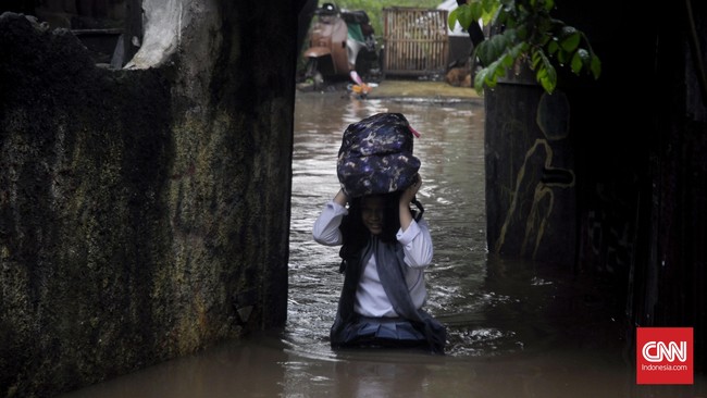 Dengan keberadaan siskamling atau ronda, kata Plt Gubernur DKI Jakarta tersebut, warga bisa deteksi dini bencana banjir, terutama jika terjadi malam hari. 
