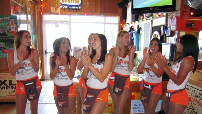 Beberapa restoran Hooters di Amerika tutup. Hal ini diprediksi terjadi karena adanya perubahan tren soal pria yang kini 'tak lagi suka' mencari payudara.