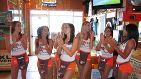 Di Balik Citra Seksi Para Hooters Girl