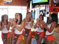 Di Balik Citra Seksi Para Hooters Girl