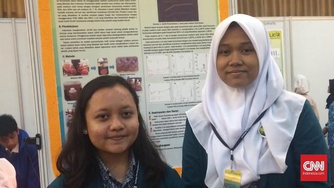 Siswa SMA Negeri 63 Jakarta menciptakan plastik ramah lingkungan dari limbah nanas Palembang.