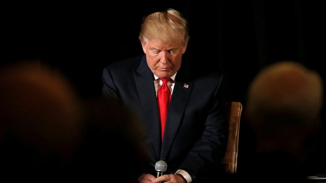 30 musisi membentuk proyek bernama '30 Days, 30 Songs.' Setiap hari masing-masing merilis lagu anti-Donald Trump.