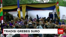 Ratusan Warga Berebut Gunungan Agung