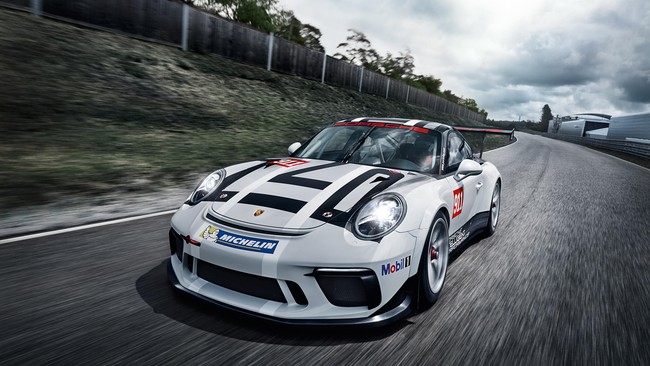 Dengan sistem pendorong yang sepenuhnya dikembangkan ulang, Porsche 911 GT3 Cup akan memulai debutnya di trek balap dunia dan ada di garasi Anda mulai 2017.