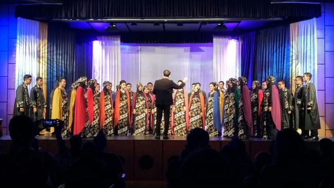 Paduan Suara Mahasiswa Agria Swara dari IPB menggelar konser sebelum mengikuti kompetisi di Eropa. Para pendukung bikin PS ini bak laboratorium.