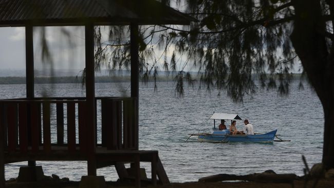 Berbatasan langsung dengan Laut Halmahera, kegiatan memancing di perairan sekitar Pulau Morotai menjadi daya tarik utama wisatawan.