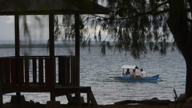 Tiga wisatawan meninggal dunia setelah perahu wisata yang mereka tumpangi terbalik di Bendungan Cikoncang, di Kabupaten Pandeglang, Banten, Minggu (25/10).