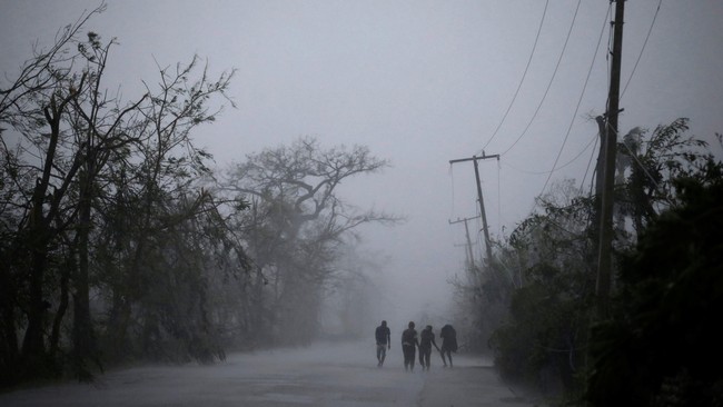 Badai di Karibia paling hebat dalam satu dekade, Topan Matthew, menghantam Kuba dan Haiti dengan angin berkecepatan 230 kilometer per jam pada Selasa (4/9).