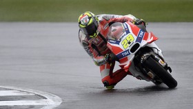 Iannone Pimpin Tes Hari Kedua, Rossi Keempat