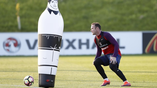 Jose Mourinho menegaskan Wayne Rooney sebagai sosok penting timnya baik di atas lapangan hijau, maupun ketika berada di bangku cadangan demi taktik permainan.