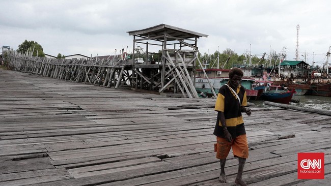 Sebagian nelayan di Distrik Ilwayab, Merauke, Papua, mengalami masa suram setelah perusahaan pengolahan ikan ditutup karena terkait pencurian ikan.