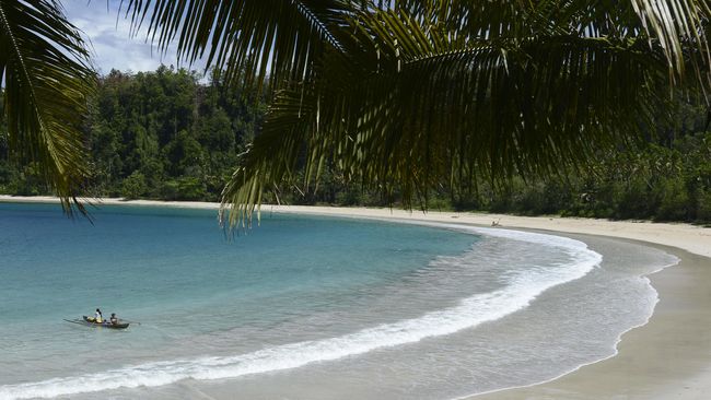 Pantai Bido terletak di Kabupaten Pulau Morotai, Provinsi Malut. Objek wisata ini menjadi lokasi favorit para peselancar, penyelam, dan pemancing.