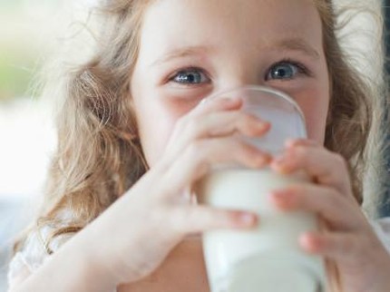Cara Atasi Alergi Susu Sapi pada Anak