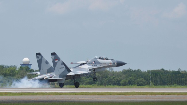 Latihan tahunan tersebut melibatkan setidaknya dua ribu personel dan sekitar 80 pesawat, termasuk Sukhoi dan F-16.