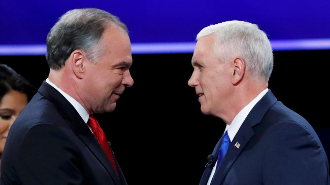 Tim Kaine yang mendampingi Hillary Clinton dan Mike Pence dari Donald Trump saling serang soal kebijakan masing-masing dalam debat.