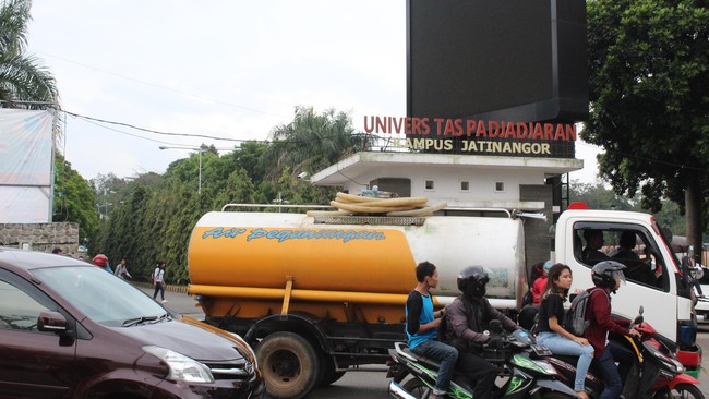 Sudah 17 tahun Jatinangor menjadi kecamatan yang diramaikan oleh kampus dan ribuan mahasiswanya. Bagaimana denyutnya kini?