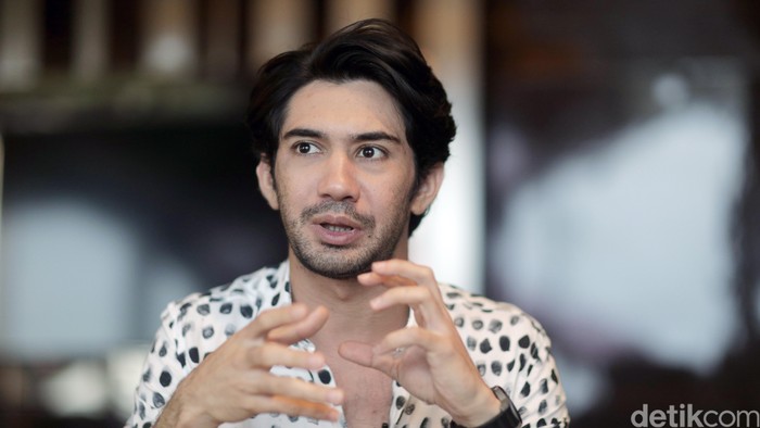 Reza Rahadian saat pemotretan COTM