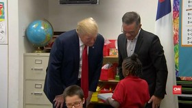 Siswa SD Gugup saat Serahkan Hadiah bagi Donald Trump