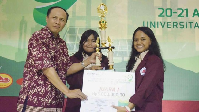 Lusia Estihito Estuningrum dan Clara Parahita Nareswari, siswi dari SMA Negeri 3 Yogyakarta, mengubah sampah daun menjadi briket arang pengganti arang kayu.