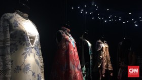 Menikmati 'Cahaya' Instalasi Batik Kreasi Desainer