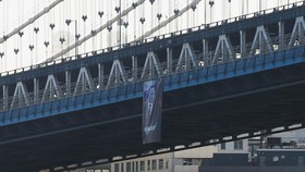 Spanduk Raksasa Vladimir Putin Tiba-tiba Muncul di New York