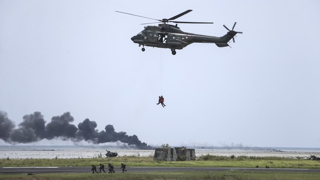 Helikopter TNI Angkatan Darat hilang kontak di wilayah Tarakan. Hingga kini, pesawat jenis Bell 412 dengan nomor registrasi HA-5166 masih dalam pencarian.
