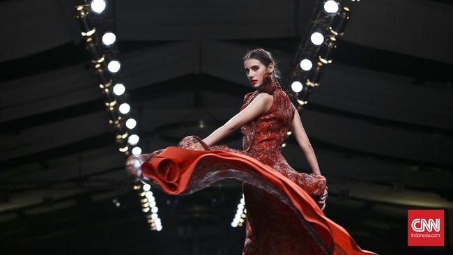 Publik Slovakia Terpikat Keindahan Batik Indonesia Koleksi batik Alleira yang dipertunjukkan di ajang Imperial Festival, sukses memikat para pencinta fesyen Slovakia.