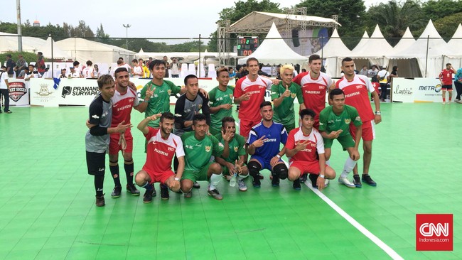 Anggota tim street soccer dari Palestina, Rayed Seder, mengagumi Eman Sulaeman seorang difabel yang perkasa menjaga gawang tim Indonesia di ajang TAFISA 2016